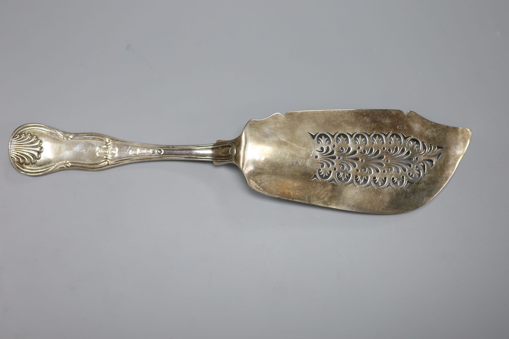 A George IV silver hourglass pattern fish slice, James Beebe, London, 1824, 31.1cm, 7.1oz.